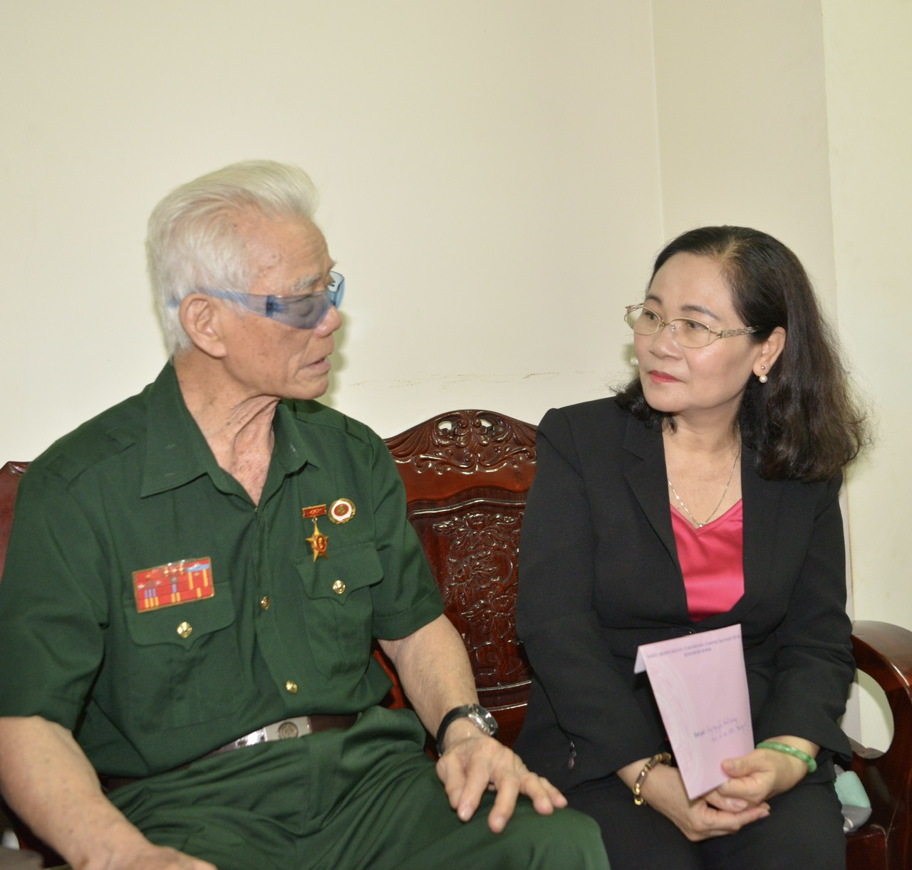 Đồng chí Nguyễn Thị Lệ thăm hỏi tình hình sức khỏe Trung tá Nguyễn Đình Xường (Ảnh: Cao Thăng).